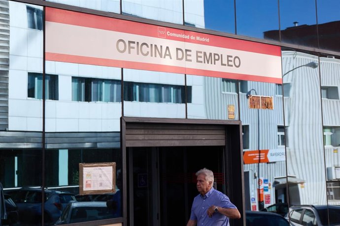 Un hombre pasa por la oficina del SEPE de la calle Miguel Yuste, a 2 de septiembre de 2022, en Madrid (España). El número de parados registrados en las oficinas de los servicios públicos (antiguo Inem) aumentó en 40.428 personas en agosto, un 1,4 % más 