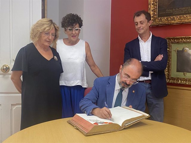 El presidente de la Comunidad Autónoma, Javier Lambán, ha firmado en el Libro de Honor de la Fundación 'La caridad'.