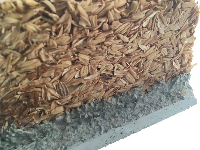 Elemento prefabricado de mortero con materias recicladas y compactado con cáscara de arroz que se utilizará en el proyecto PREFCONCEPT para investigar su viabilidad en la aplicación real en la construcción