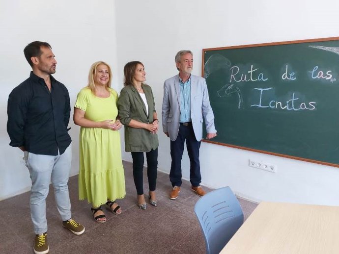 De izda a dcha, Rubio, De Gregorio, Lucas y López visitan las aulas del colegio de Villar del Río.