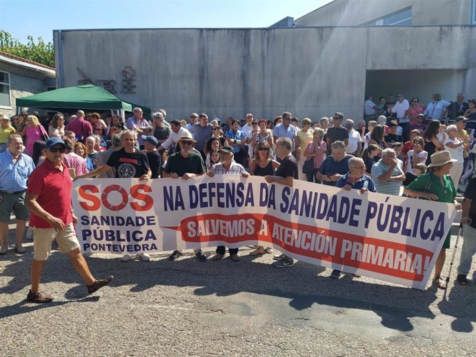 Concentración en el centro de salud de Baltar, en Sanxenxo