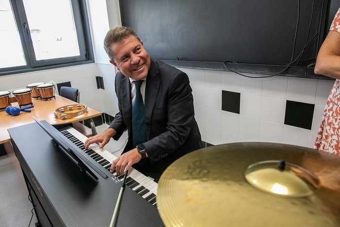 El presidente de C-LM, Emiliano García-Page, en el IESO La Galatea de Yeles (Toledo).