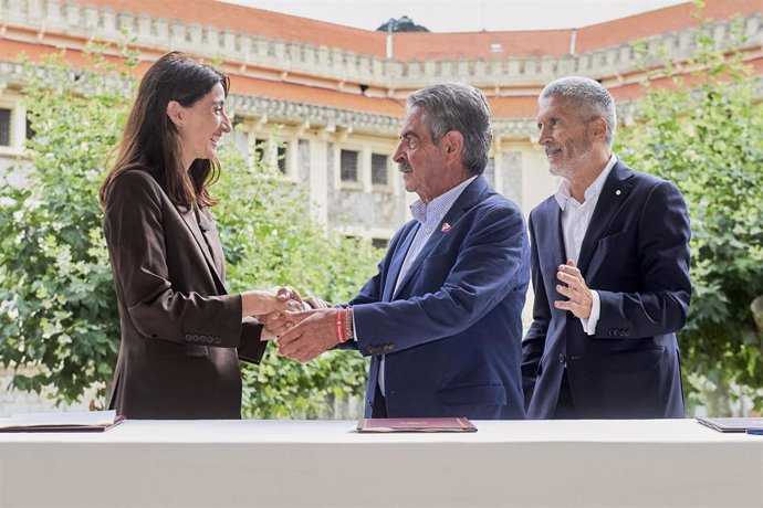 La ministra de Justicia, Pilar Llop, saluda al presidente de Cantabria, Miguel Ángel Revilla, junto al ministro de Interior, Fernando Grande-Marlaska, después de la firma de un convenio en el centro penitenciario de El Dueso