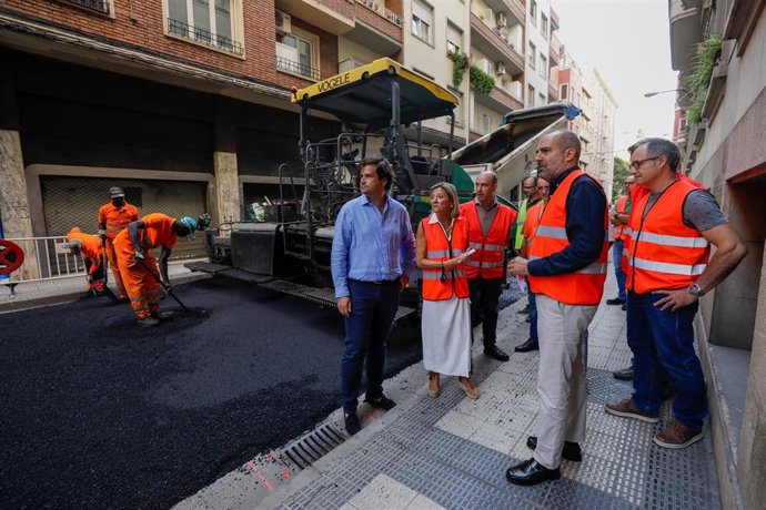 La consejera municipal de Infraestructuras, Patricia Cavero, comprueba los trabajos de la operación asfalto