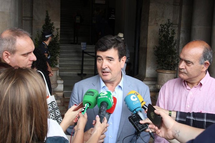 Archivo - Giner atiende a los medios (archivo)