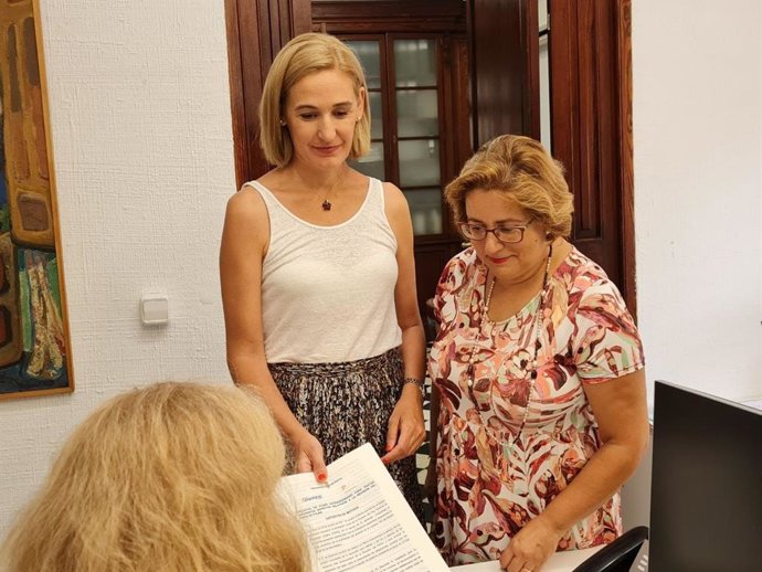 La portavoz de Ciudadanos en Cort, Eva Pomar, y la portavoz del PP en el Ayuntamiento, Mercedes Celeste.