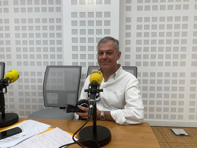 José Luis Sanz (PP), en los estudios de Radio Sevilla con ocasión de una entrevista en el espacio Hoy por Hoy de Salomón Hachuel.