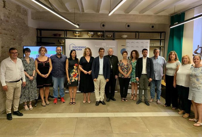 El consejero de Fomento e Infraestructuras, José Ramón Díez de Revenga, y la consejera de Mujer, Igualdad, LGTBI, Familias, Política Social y Transparencia, Isabel Franco, acompañados por representantes de las ONG colaboradoras en la línea de ayudas