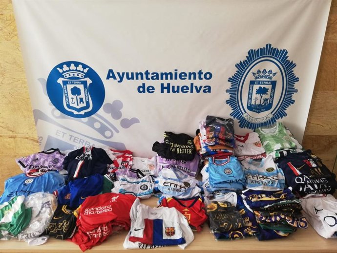 La Policía Local se incauta de 414 prendas falsificadas en una campaña contra la venta ambulante.