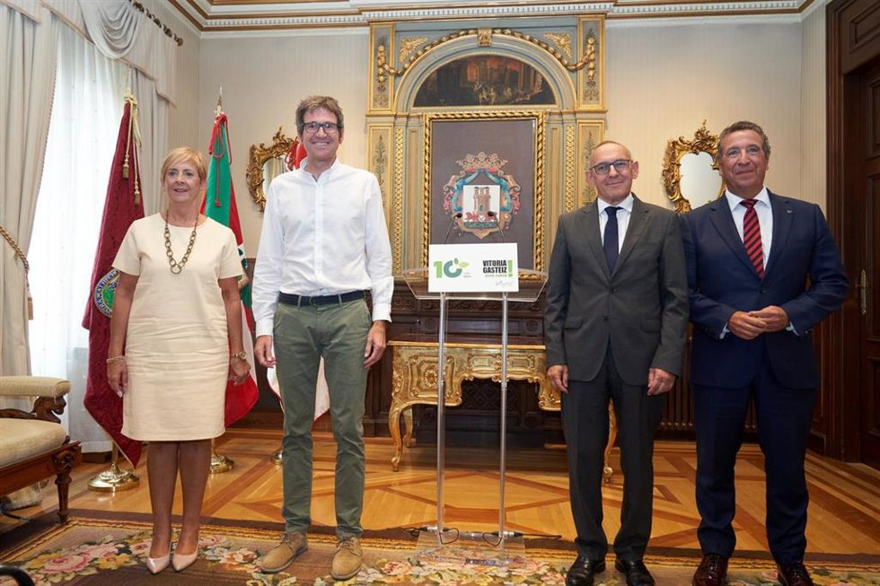 El alcalde, Gorka Urtaran; el diputado general de Álava, Ramiro González; la consejera de Desarrollo Económico, Sostenibilidad y Medio Ambiente, Arantxa Tapia; y el presidente de las Fundaciones Vital, Jon Urresti;