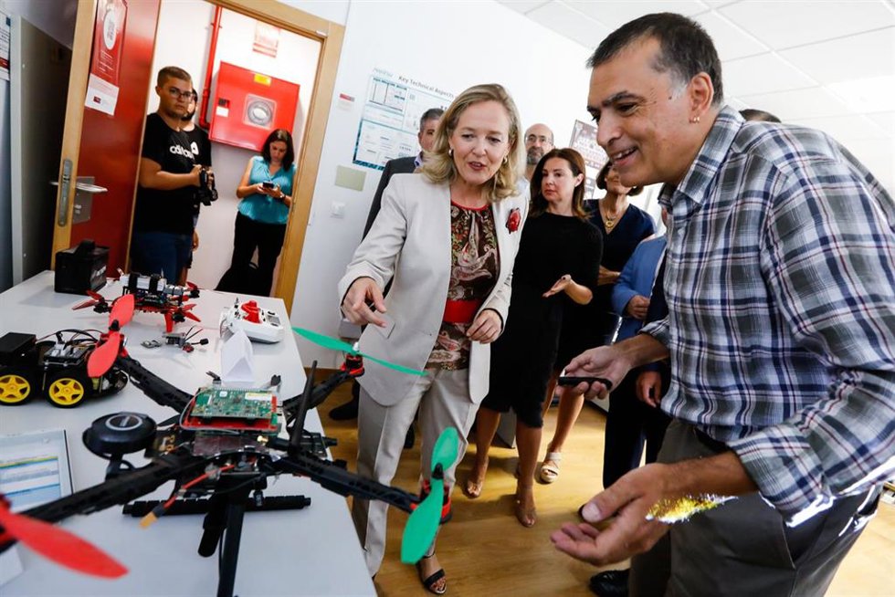 La vicepresidenta del Gobierno central y ministra de Asuntos Económicos y Transformación Digital, Nadia Calviño, visita el grupo de investigación de Sistemas Inteligentes y Telemática de la UMU. En la imagen, junto al  catedrático Antonio Eskarmeta