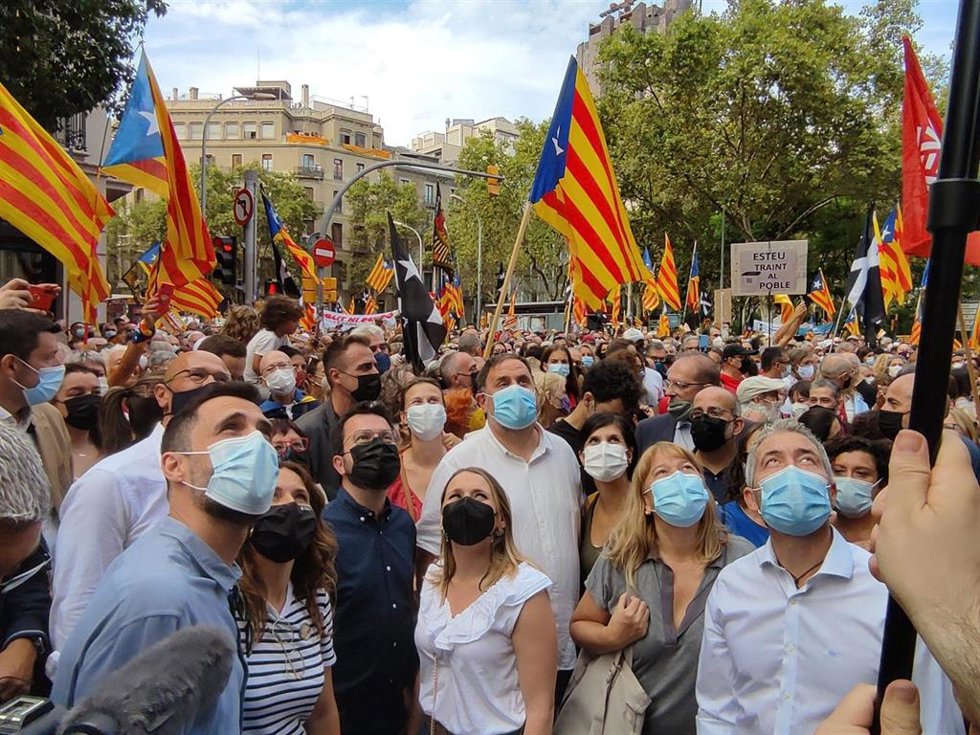 Archivo - El presidente Pere Aragons, Oriol Junqueras, Laura Vilagr, Roger Torrent, Marta Vilalta, Raül Romeva y Meritxell Serret (ERC) en la manifestación de la ANC por la Diada de 2021 en Barcelona. ARCHIVO.