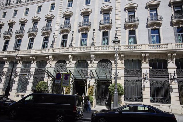 Archivo - Vista exterior del hotel de lujo Four Seasons, a 26 de junio de 2022, en Madrid, (España). 