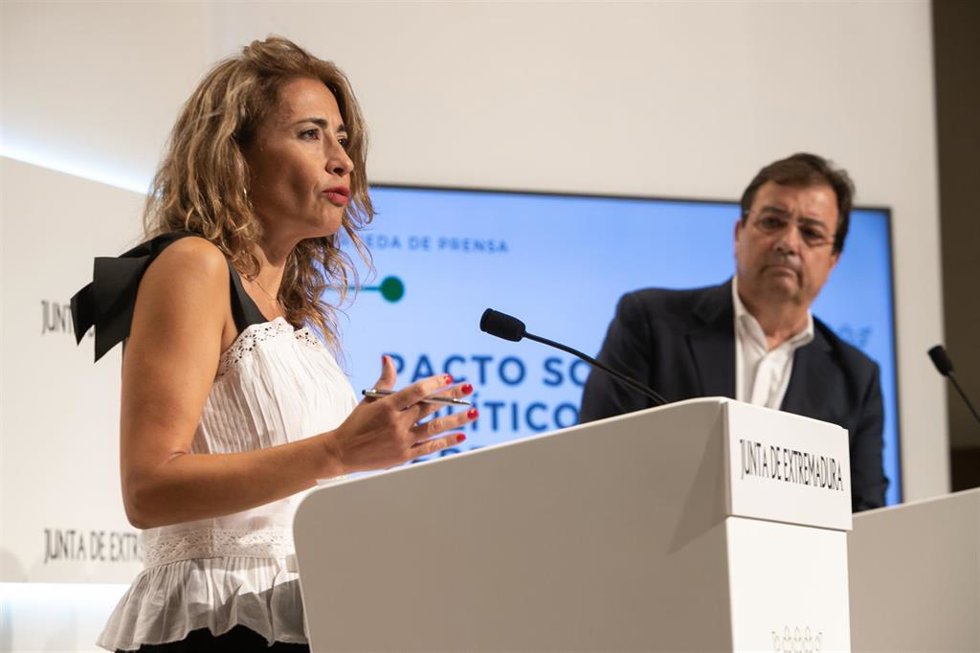 La ministra de Transportes, Raquel Sánchez, y el presidente de la Junta, Guillermo Fernández Vara, en rueda de prensa en Mérida tras la reunión del Pacto por el Ferrocarril
