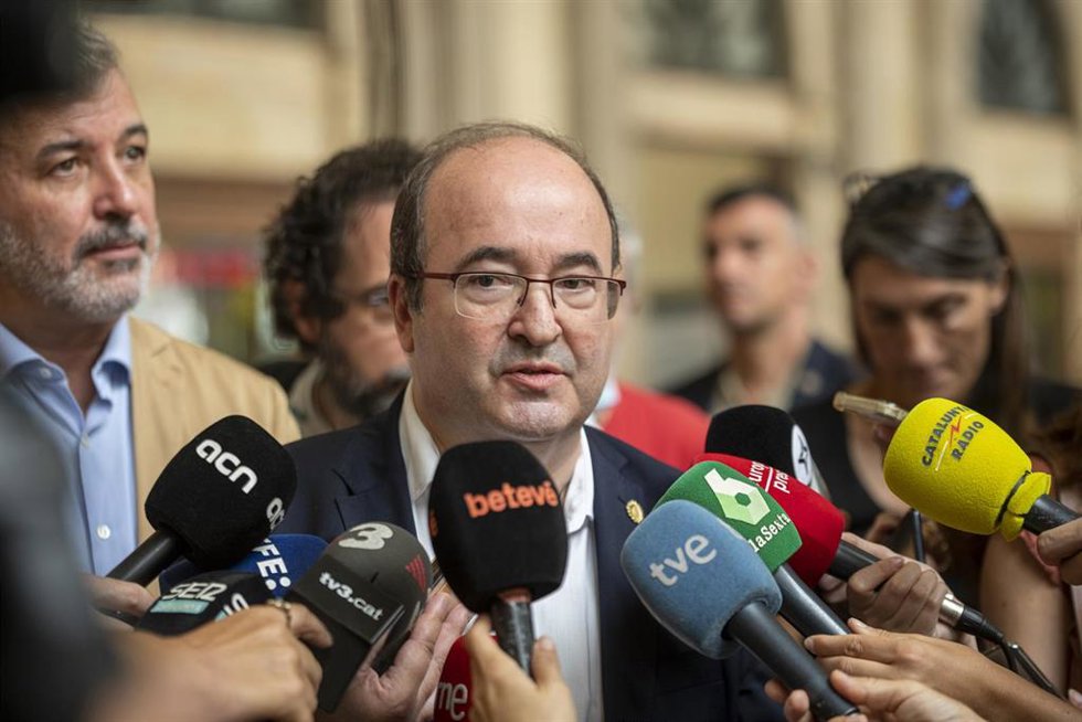 El ministro de Cultura, Miquel Iceta, ofrece declaraciones a los medios de comunicación tras la presentación del proyecto de construcción de la Biblioteca Provincial de Barcelona