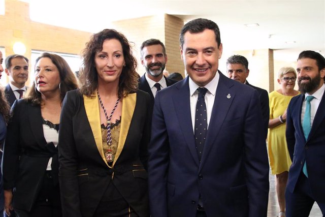 El presidente de la Junta de Andalucía, Juanma Moreno con la nueva alcaldesa de Almería, Ana Vázquez, después del  pleno de investidura donde ha sido nombrada a 02 de septiembre 2022 en Almería (Andalucía, España) 