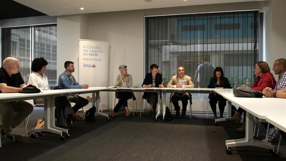 La portavoz nacional del BNG, Ana Pontón, se reúne con representantes sindicales de Teleperformance en A Coruña