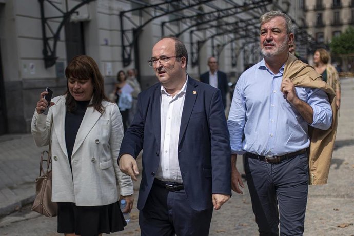 (I-D) La directora general del Libro y Fomento de la Lectura, Maria José Gálvez; el ministro de Cultura, Miquel Iceta, y el primer teniente de alcalde de Barcelona, Jaume Collboni