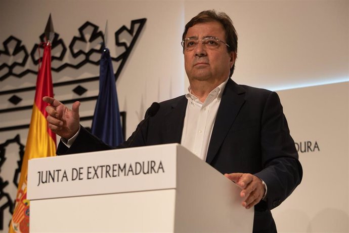 El presidente de la Junta de Extremadura, Guillermo Fernández Vara, en rueda de prensa tras la reunión del Pacto por el Ferrocarril