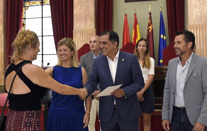 Acto de entrega de 18.000 tickets para la feria de atracciones a representantes de entidades sociales para que las distribuyen entre las familias más vulnerables