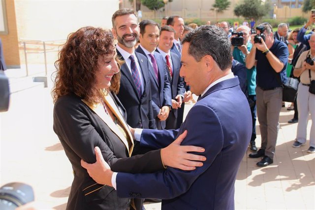 El presidente de la Junta de Andalucía, Juanma Moreno con la nueva alcaldesa de Almería, María Vázquez. 