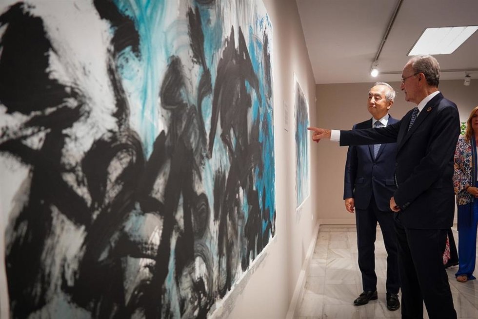 El alcalde de Málaga, Francisco de la Torre, y el embajador de Japón, Kenji Hiramatsuto, vsitan la exposición 'Tesoros sobre seda. Ensoñaciones orientales' en las Salas Mingorance del Archivo Municipal.