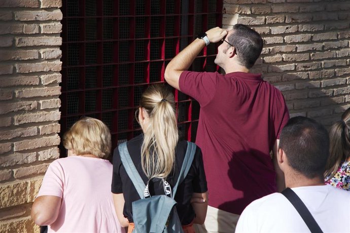Unos padres asomados a la ventana para observar a sus hijos en el día de la inauguración del curso 2022/2023 del primer ciclo de Infantil, a 1 de septiembre de 2022, en Sevilla (Andalucía, España).
