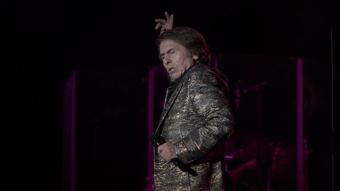 El artista Raphael durante su actuación, a 16 de agosto de 2022, en Vigo, Pontevedra, Galicia (España). Raphael regresa a los escenarios para presentar su gira 'Raphael 6.0', con la que celebra 60 años como uno de los principales artistas de habla hispa