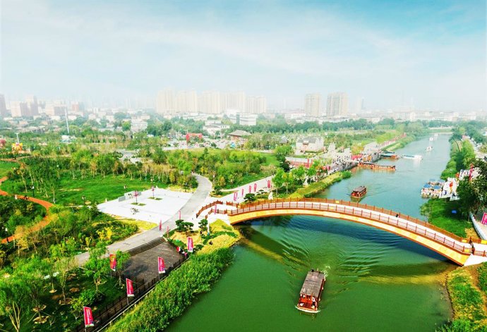 Worlds Longest Canal Open to Tourists in N. Chinas Cangzhou Downtown Section