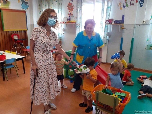 La delegada de Desarrollo Educativo y FP, Ana Berrocal, visita la Escuela Infantil El Parque de Albolote (Granada).