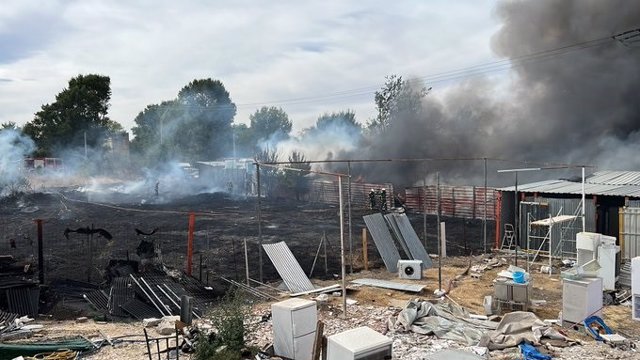 Seis dotaciones de Bomberos atacan un fuego de pastos, casetas y chatarra en una zona de Leganés