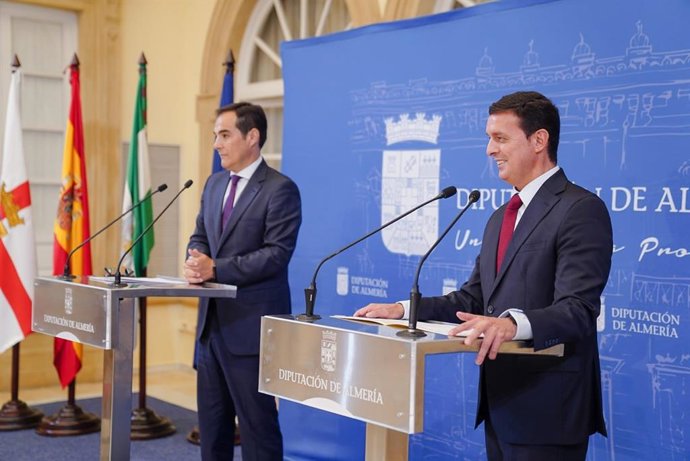 El presidente de la Diputación de Almería y el consejero de Justicia, Administración Local y Función Pública.