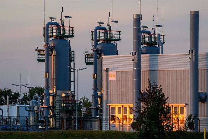 Archivo - FILED - 28 July 2022, Saxony-Anhalt, Bernburg: The sun rises behind technical equipment of the Katharina natural gas storage facility. German efforts to stock up on gas in light of Russian moves to block the flow of energy supplies are still t