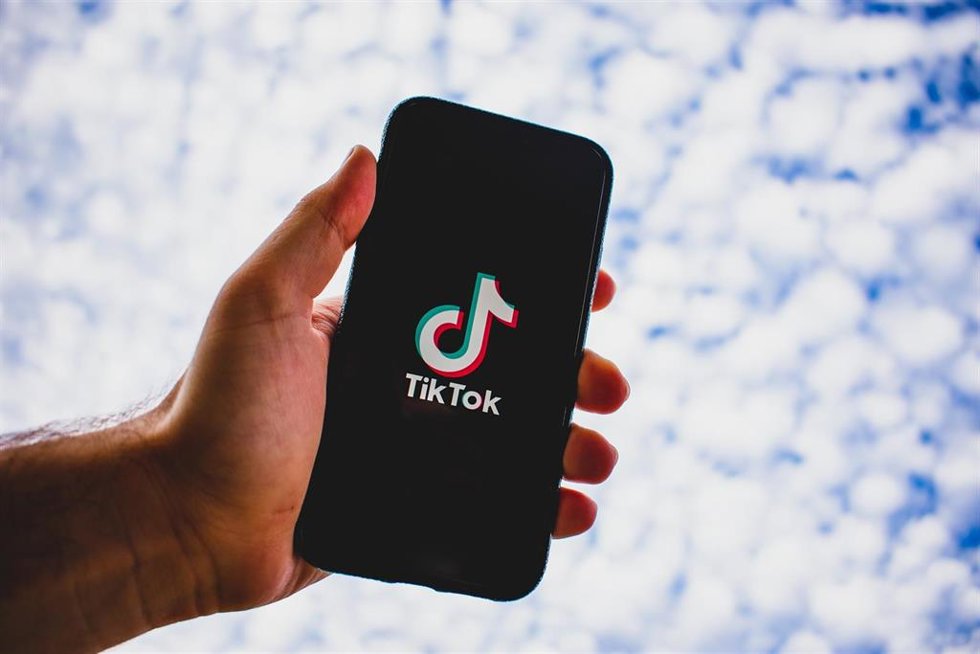 Representación gráfica de un usuario móvil de TikTok.