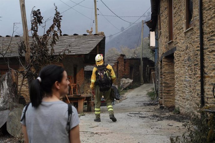 Archivo - Un bombero camina por una de las zonas quemadas por el incendio de Folgoso do Courel, a 18 de julio de 2022, en Folgoso do Courel, Lugo, Galicia (España). La superficie arrasada por los principales incendios registrados en Galicia ya supera la