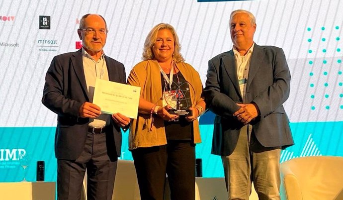 Paloma García (UNE) recibe el Premio Ametic a la excelencia empresarial en tecnologías cuánticas