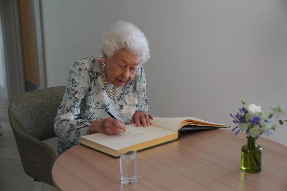 Archivo - La reina Isabel II