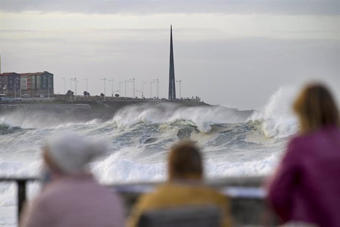 Archivo - Olas superiores a 8 metros en Playas de A Coruña, Galicia, en octubre de 2020, por un ciclón tropical.