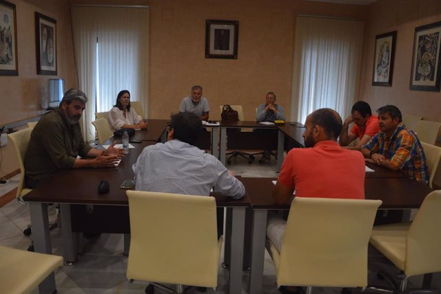 Reunión entre el comité de empresa y el Ayuntamiento de Almonte (Huelva).