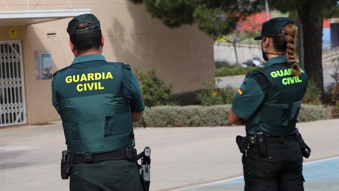 Dos agentes de la Guardia Civil.