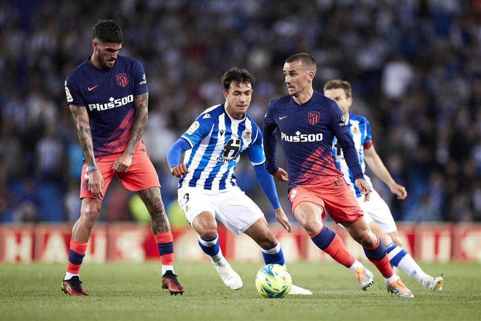 Archivo - Antoine Griezmann y Martín Zubimendi en un Real Sociedad-Atlético de Madrid en el Reale Arena