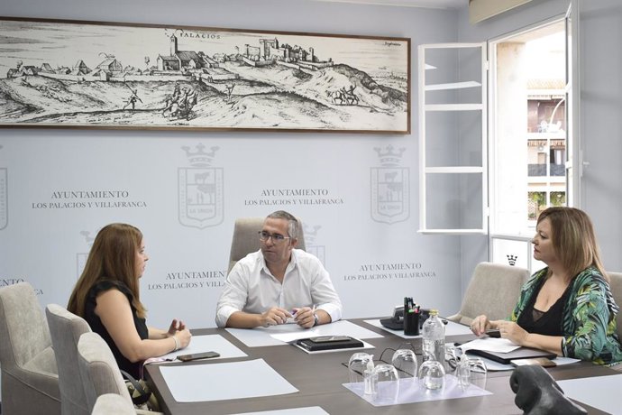 El alcalde de Los Palacios, Juan Manuel Valle, presenta varios programas de empleo para contratar a 220 vecinos del municipio.