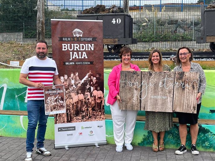 Maite Etxebarria, Edu Mena, Alazne Zenekorta y Haizea Irubelarrea presentan la nueva edición de la Burdin Jaia de Abanto Zierbena.