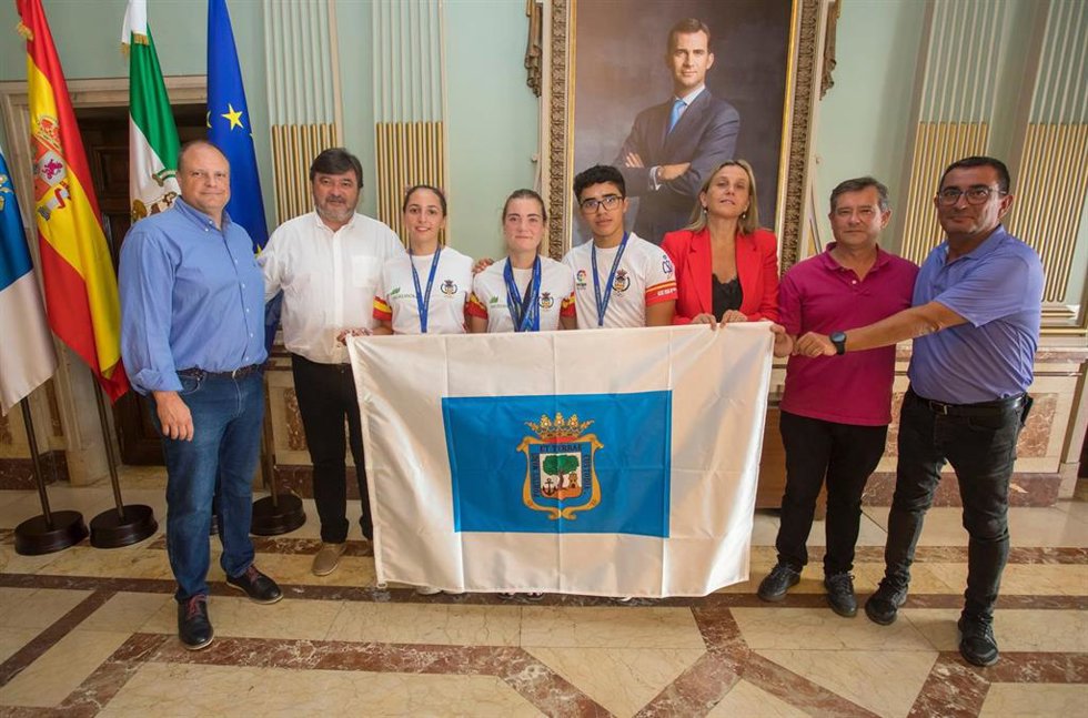 El alcalde recibe a los arqueros del Club Asirio que han participado en el Campeonato de Europa.