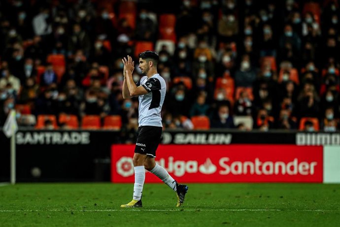 Archivo - Carlos Soler aplaude a su afición tras ser cambiado en un partido del Valencia