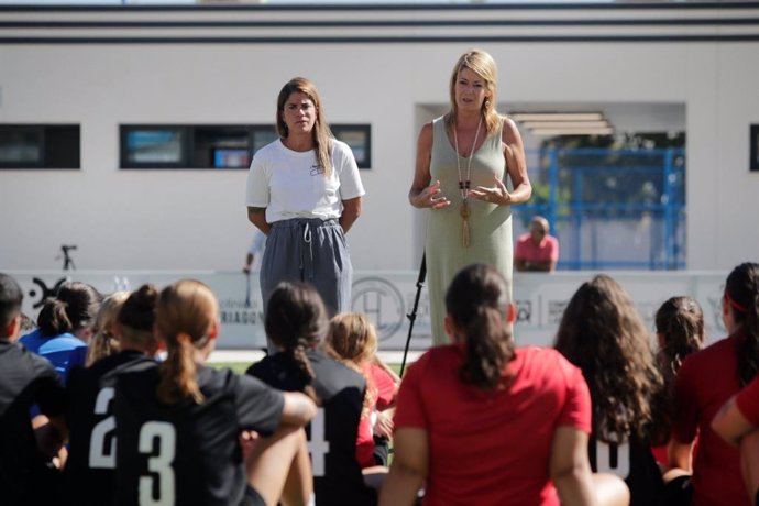 La presidenta del Puerto de Huelva, Pilar Miranda, ha participado este viernes en las Jornadas de Tecnificación de Fútbol Femenino del CF Huelva Femenino en el Polideportivo de Las Américas de Huelva.