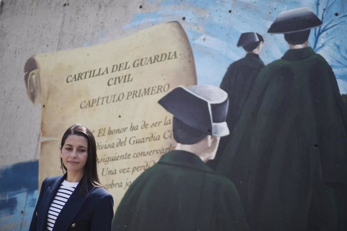 La presidenta de Ciudadanos, Inés Arrimadas, participa en una concentración de apoyo a las Fuerzas y Cuerpos de Seguridad del Estado en Alsasua, a 2 de septiembre de 2022, en Alsasua, Navarra (España).