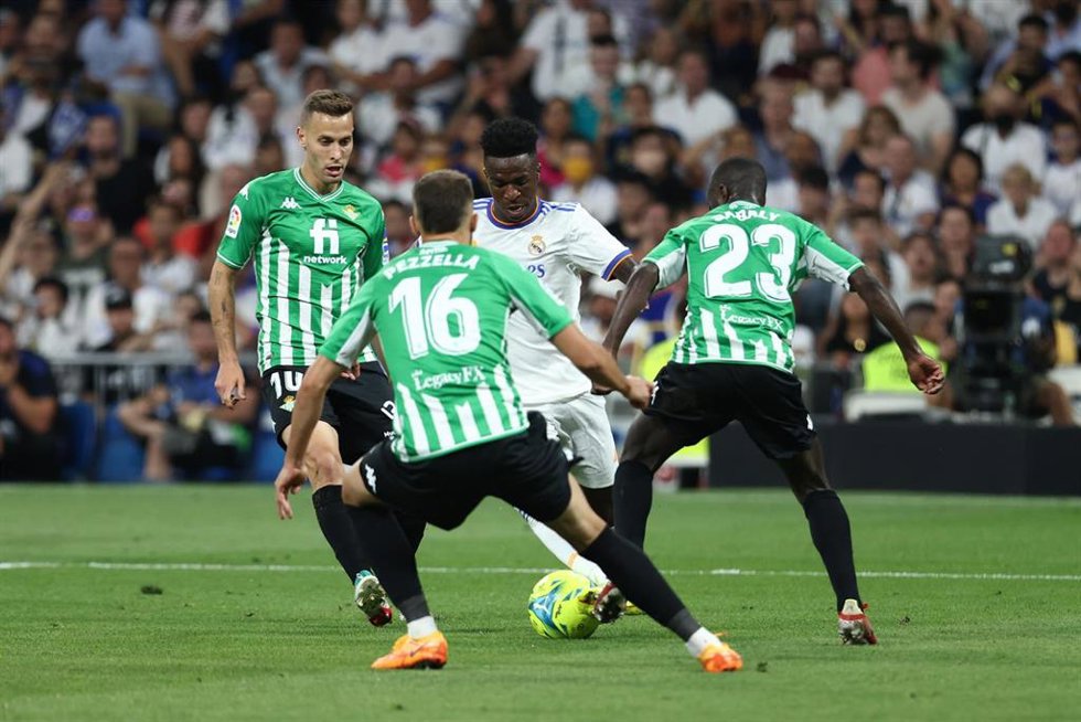 Archivo - Vinicius Junior rodeado por Sabaly, Pezzella y Canalas en el Real Madrid-Betis de LaLiga Santander 2021-2022