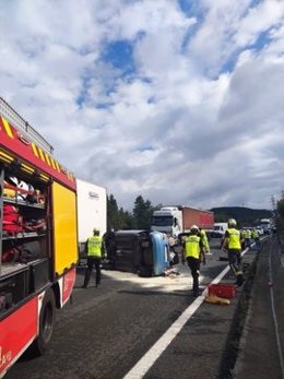 Acciente por colisión de dos vehículos en la Autovía del Cantábrico a su paso por Ribamontán al Monte