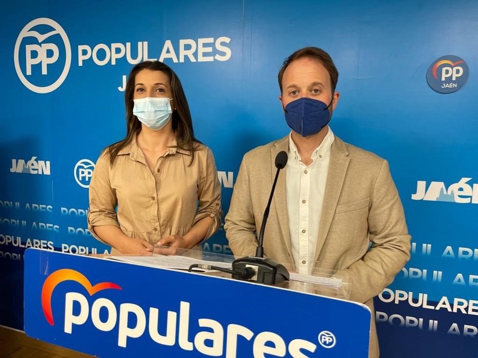 Archivo - La vicesecretaria de Desarrollo Rural y Medio Ambiente, Yolanda Sáez, y el presidente del PP de Jaén, Erik Domínguez.